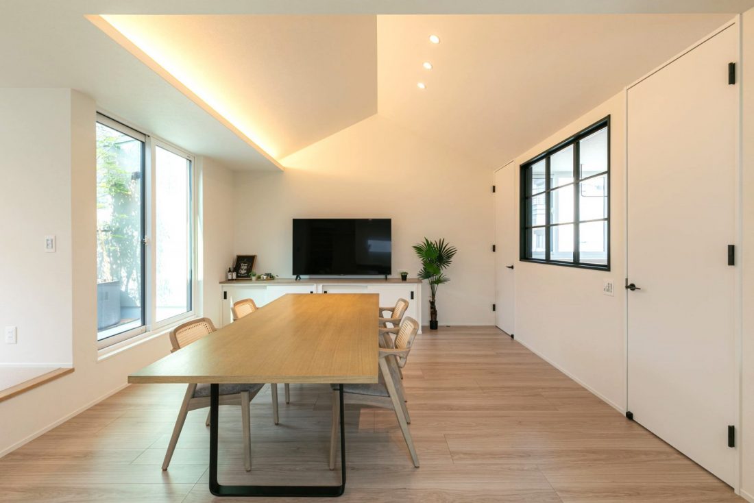 兵庫県豊岡市のモデルハウス：テクノストラクチャー工法で実現した勾配天井の圧倒的開放感があるリビング